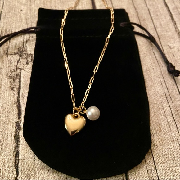 NWT! 🤎Beautiful golden chain necklace with faux pearl and puffed heart pendants - Picture 6 of 15